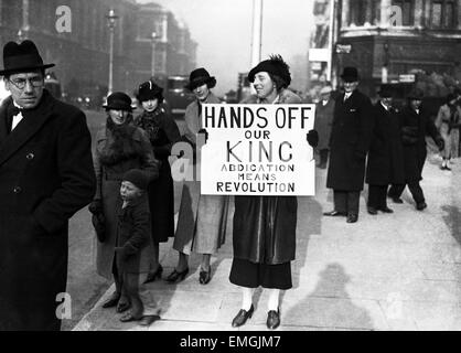 Le roi Édouard VIII Crise Abdication décembre 1936. Une femme tenant une bannière à l'extérieur du Parlement. Banner se lit comme suit : Hands Off notre roi. Abdication signifie la révolution. Banque D'Images