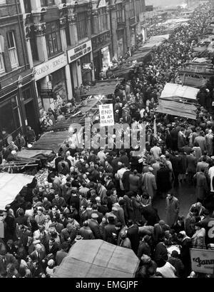 Marché Petticoat Lane. La foule autour de la mouture les étals du marché à l'approche de Noël 1960, en essayant de récupérer l'étrange affaire. Une telle scène comme ce sera peut-être jamais vu de nouveau à l'époque de Noël à nouveau si les plans de réaménagement du marché sont effectués. 18 Décembre 1960 Banque D'Images