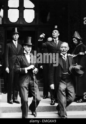 Le Prince de Galles (futur roi Édouard VIII) avec son jeune Prince Albert (le roi George VI) à la Bourse de Londres. Vers 1925. Banque D'Images