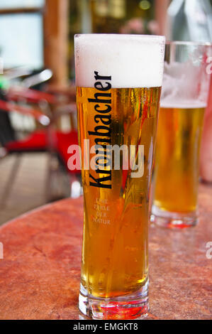 Une impression de verre de bière Krombacher Pils lager, Wuppertal, Nordrhein-Westfalen, Allemagne, verres de boissons table pub Banque D'Images