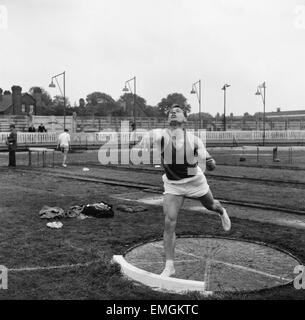 Comtés du nord Athletic Association Championships à White City à Manchester. Lancer du poids gagnant 21 ans Arthur Rowe de Barnsley en action. 21 juin 1958. Banque D'Images