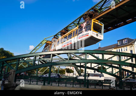 Train articulé sur la schwebebahn, suspendu, de fer, Wuppertal Nordrhein-Westfalen, Allemagne Banque D'Images