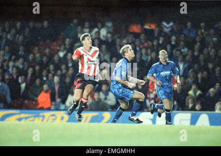 Southampton v Newcastle United 24 Octobre 1993 Matt Le Tissier Southampton No 7 tente de violer la défense de Newcastle pendant le match au Dell. Southampton a ensuite gagné le match l'un deux Banque D'Images