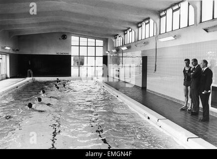 Le prince Philip, duc d'Édimbourg, montres 14 borstel les garçons dans la piscine avec moniteur Jim Stuart (à gauche) lors de la visite à Polmont Institution Jeunes contrevenants dans Reddingmuirhead, Falkirk, 28 mai 1969. Banque D'Images