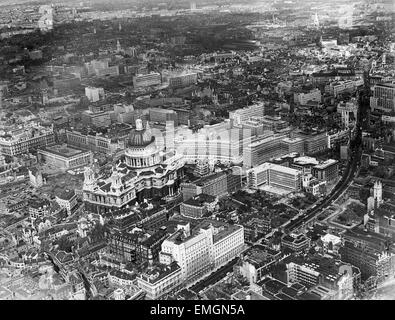 Une vue aérienne de Londres montrant la Cathédrale St Paul flanquée de certains des nouveaux immeubles de bureaux construits pendant le récent boom économique. 23 août 1959. Banque D'Images