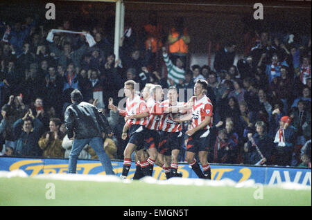 Southampton v Newcastle United 24 Octobre 1993 Matt Le Tissier Southampton No 7 est félicité par ses coéquipiers après son but contre Newcastle au Dell. Southampton a ensuite gagné le match l'un deux Banque D'Images