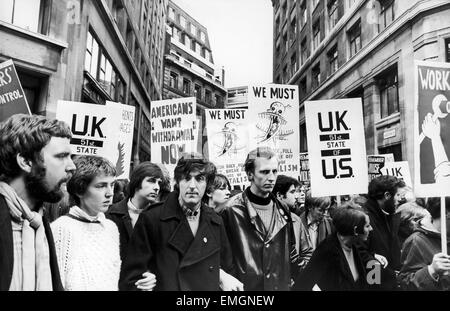 Les manifestants protestent dans Aldwych, London lors d'un rallye de masse anti guerre du Vietnam. 27 octobre 1968. Banque D'Images