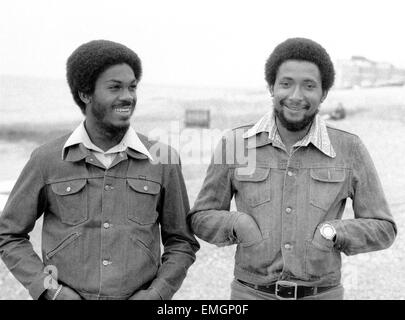 Andy Roberts et Michael Holding Mai 1976 Antilles les joueurs de cricket en photo au bord de la mer. 30/05/1976 Banque D'Images