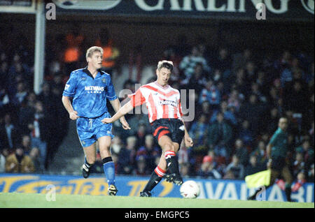 Southampton v Newcastle United 24 Octobre 1993 Matt Le Tissier Southampton No 7 impliqué dans un but de Newcastle bouche bagarre pendant le match au Dell. Southampton a ensuite gagné le match l'un deux Banque D'Images