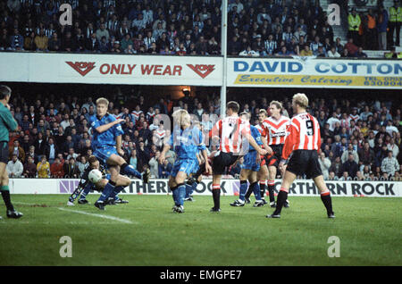 Southampton v Newcastle United 24 Octobre 1993 Matt Le Tissier Southampton No 7 impliqué dans un but de Newcastle bouche bagarre pendant le match au Dell. Southampton a ensuite gagné le match l'un deux Banque D'Images