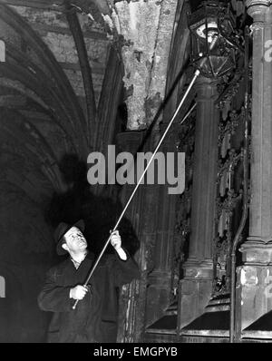 Le Lamplighter, Mr G qui Allwn est employé par le gaz, l'éclairage et a mis sur les lumières dans le temple au cours des 28 dernières années vers 1950 Banque D'Images