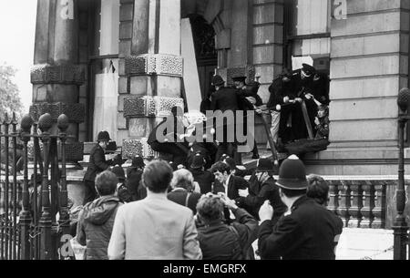 Numéro 144 Piccadilly, un quartier chic de 100 chambres d'hôtel particulier dans le West End de Londres a été occupé par les soi-disant London Street Commune qui affirment qu'ils agissent pour des familles sans abri. Sur la photo, policier storming e pont-levis improvisés de hippie 'Hall'. 22 septembre 1969. Banque D'Images