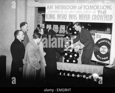 Le roi Édouard VIII Crise Abdication décembre 1936. Les gens en file d'attente pour acheter des disques de l'abdication discours du roi. Banque D'Images