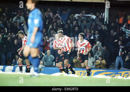 Southampton v Newcastle United 24 Octobre 1993 Matt Le Tissier Southampton No 7 est félicité par ses coéquipiers après son but contre Newcastle au Dell. Southampton a ensuite gagné le match l'un deux Banque D'Images