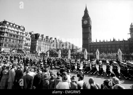 Funérailles du Comte Mountbatten Septembre 1979 porteurs du HMS Mercure avec cercueil sur un affût, passer par la place du Parlement. La police de la route face à la foule et a raté l'occasion. 5 Septembre 1979 Banque D'Images