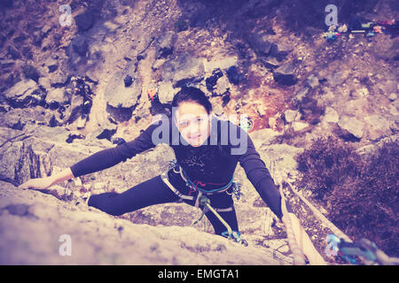 Filtrée style vintage photo d'une jeune femme mur d'escalade. Banque D'Images