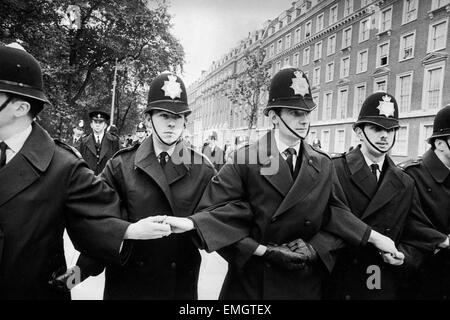 Les jeunes policiers bloquer les bras comme ils se préparent à prendre la contrainte pour les grandes foules dans Grosvenor Square Londres , lors d'un grand rassemblement anti guerre du Vietnam. 27 octobre 1968. Banque D'Images