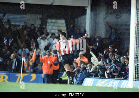 Southampton v Newcastle United 24 Octobre 1993 Matt Le Tissier Southampton No 7 célèbre après avoir marqué contre Newcastle lors du match au Dell. Southampton a ensuite gagné le match l'un deux Banque D'Images