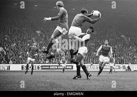 Division de la Ligue anglaise un match à Hillsborough. Sheffield Mercredi 1 v Manchester United 1. Sheffield Wednesday gardien Peter Springett saute jusqu'à demander le ballon avec ses humains sous la pression de l'Organisation des l'avant den est droit. 16 septembre 1967. Banque D'Images