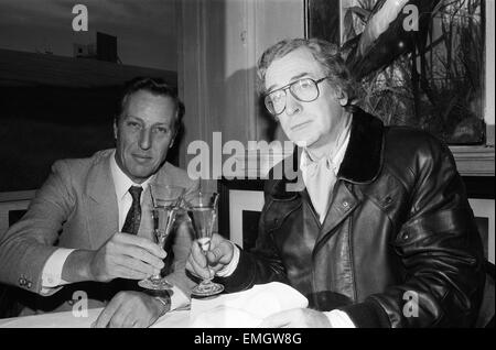 Auteur Frederick Forsyth en train de déjeuner avec Michael Caine qui a joué dans la version cinématographique de son livre Quatrième Protocole. 14 février 1986. Banque D'Images