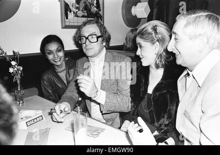 L'acteur Michael Caine avec son épouse Shakira a photographié à boxer John Conteh's club à Londres. 16 décembre 1980. Banque D'Images