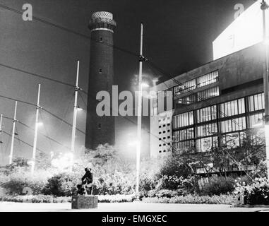 La Tour Shot sur la rive sud de la Tamise est entouré par les lumières de salle des fêtes et de Waterloo Bridge. 20 octobre 1959. Banque D'Images