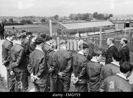 Le prince Philip, duc d'Édimbourg, parle à 14 borstel garçons lors de sa visite à Polmont Institution Jeunes contrevenants dans Reddingmuirhead, Falkirk, 28 mai 1969. Banque D'Images