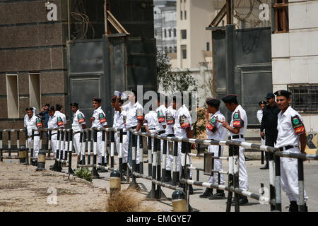 Le Caire, Égypte. Apr 21, 2015. La police égyptienne montent la garde devant l'académie de police où le procès Morsi a lieu au Caire, en Égypte, le 21 avril 2015. Un tribunal égyptien a condamné mardi l'ancien président islamiste Mohamed Morsi à 20 ans de prison pour le meurtre de manifestants en 2012. Credit : Cui Xinyu/Xinhua/Alamy Live News Banque D'Images