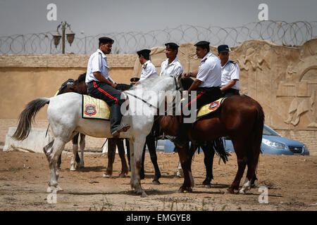 Le Caire, Égypte. Apr 21, 2015. La garde de la police égyptienne l'académie de police où le procès Morsi a lieu au Caire, en Égypte, le 21 avril 2015. Un tribunal égyptien a condamné mardi l'ancien président islamiste Mohamed Morsi à 20 ans de prison pour le meurtre de manifestants en 2012. Credit : Cui Xinyu/Xinhua/Alamy Live News Banque D'Images