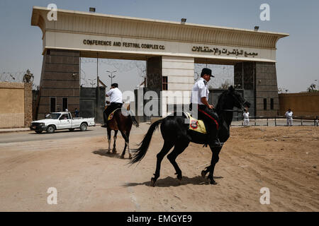 Le Caire, Égypte. Apr 21, 2015. La garde de la police égyptienne l'académie de police où le procès Morsi a lieu au Caire, en Égypte, le 21 avril 2015. Un tribunal égyptien a condamné mardi l'ancien président islamiste Mohamed Morsi à 20 ans de prison pour le meurtre de manifestants en 2012. Credit : Cui Xinyu/Xinhua/Alamy Live News Banque D'Images