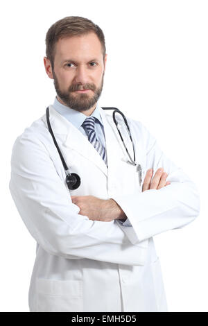 Friendly médecin homme posant avec bras croisés isolés dans un fond blanc Banque D'Images