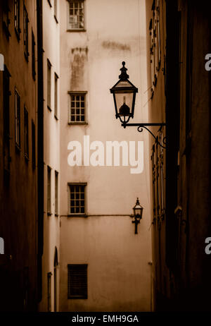 Alley et vieux bâtiment avec réverbère à Gamla Stan (vieille ville) de Stockholm, Suède. Banque D'Images