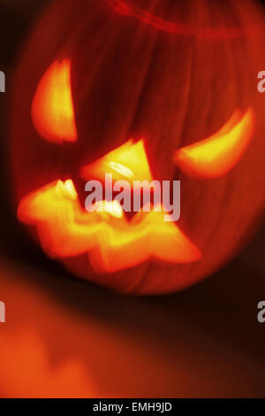 Halloween citrouille illuminée. La création d'une exposition longue, les effets de flou. Banque D'Images