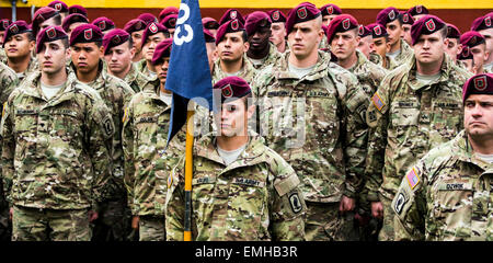 Lviv, Ukraine. Apr 20, 2015. Les Marines américains -- Dans le Lundi, Avril 20, 2015, des militaires sont arrivés de la brigade de parachutistes US à Yavorovsky polygone dans la région de Lviv, où commencer gardien-2015 exercices sans peur. Des exercices ont ouvert le président de Lukraine Porochenko. Crédit : Igor Golovnov/Alamy Live News Banque D'Images