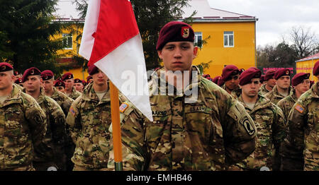 Lviv, Ukraine. Apr 20, 2015. Les Marines américains -- Dans le Lundi, Avril 20, 2015, des militaires sont arrivés de la brigade de parachutistes US à Yavorovsky polygone dans la région de Lviv, où commencer gardien-2015 exercices sans peur. Des exercices ont ouvert le président de Lukraine Porochenko. Crédit : Igor Golovnov/Alamy Live News Banque D'Images