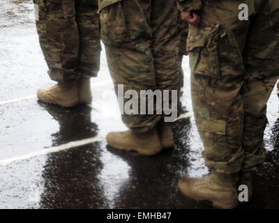 Lviv, Ukraine. Apr 20, 2015. Armée américaine est en train d'écouter le président Poroshenko dans la pluie battante -- Dans le Lundi, Avril 20, 2015, des militaires sont arrivés de la brigade de parachutistes US à Yavorovsky polygone dans la région de Lviv, où commencer gardien-2015 exercices sans peur. Des exercices ont ouvert le président de Lukraine Porochenko. Crédit : Igor Golovnov/Alamy Live News Banque D'Images