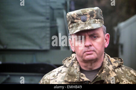 Lviv, Ukraine. Apr 20, 2015. Chef d'état-major général colonel-général Viktor Muzhenko -- Dans le Lundi, Avril 20, 2015, des militaires sont arrivés de la brigade de parachutistes US à Yavorovsky polygone dans la région de Lviv, où commencer gardien-2015 exercices sans peur. Des exercices ont ouvert le président de Lukraine Porochenko. Crédit : Igor Golovnov/Alamy Live News Banque D'Images