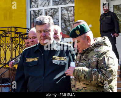 Lviv, Ukraine. Apr 20, 2015. Le président Poroshenko parmi les militaires ukrainiens -- Dans le Lundi, Avril 20, 2015, des militaires sont arrivés de la brigade de parachutistes US à Yavorovsky polygone dans la région de Lviv, où commencer gardien-2015 exercices sans peur. Des exercices ont ouvert le président de Lukraine Porochenko. Crédit : Igor Golovnov/Alamy Live News Banque D'Images