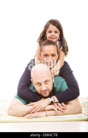 Happy Family standing on top les uns les autres contre fond blanc Banque D'Images