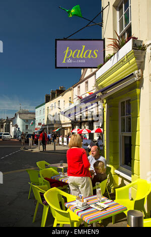 Royaume-uni, Pays de Galles, Gwynedd, Caernarfon, stylo Deitsh, les clients à l'extérieur restaurant Palas Banque D'Images