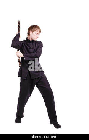 L'homme dans un kimono de kung fu pratique avec nunchaku Banque D'Images