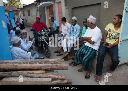 Image sociabilisation des jeunes hommes à Zanzibar Banque D'Images