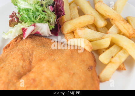 Steak pané avec des pommes de terre et salade Banque D'Images