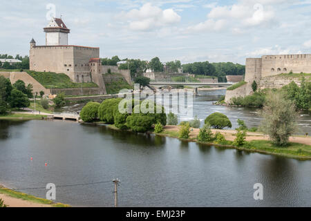 Narva avec forteresse Ivangorod en Russie et Hermanns château en Estonie sur une belle journée sprin. Banque D'Images