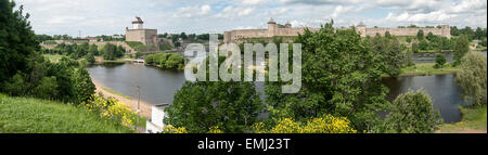 Hermanns forteresse sur un fleuve Narva Narva en ville de l'Est de l'Estonie. Banque D'Images