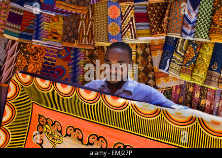 Magasin de vêtements dans la ville de pierre de Zanzibar. Banque D'Images