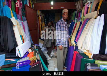 Magasin de vêtements dans la ville de pierre de Zanzibar. Banque D'Images