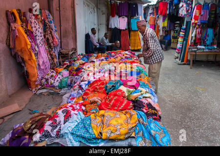 Magasin de vêtements dans la ville de pierre de Zanzibar. Banque D'Images