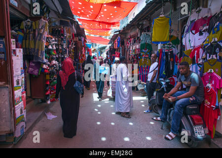 Magasin de vêtements dans la ville de pierre de Zanzibar. Banque D'Images