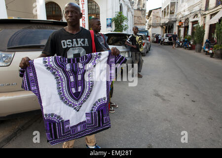 Magasin de vêtements dans la ville de pierre de Zanzibar. Banque D'Images